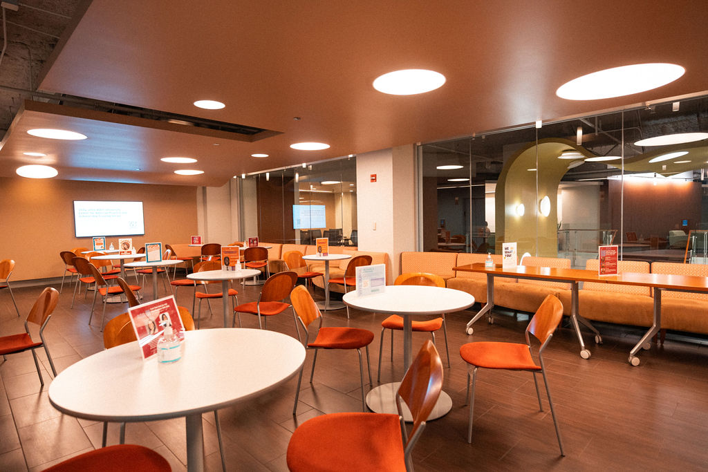 La cafétéria du campus de Chicago de l'université Adler.