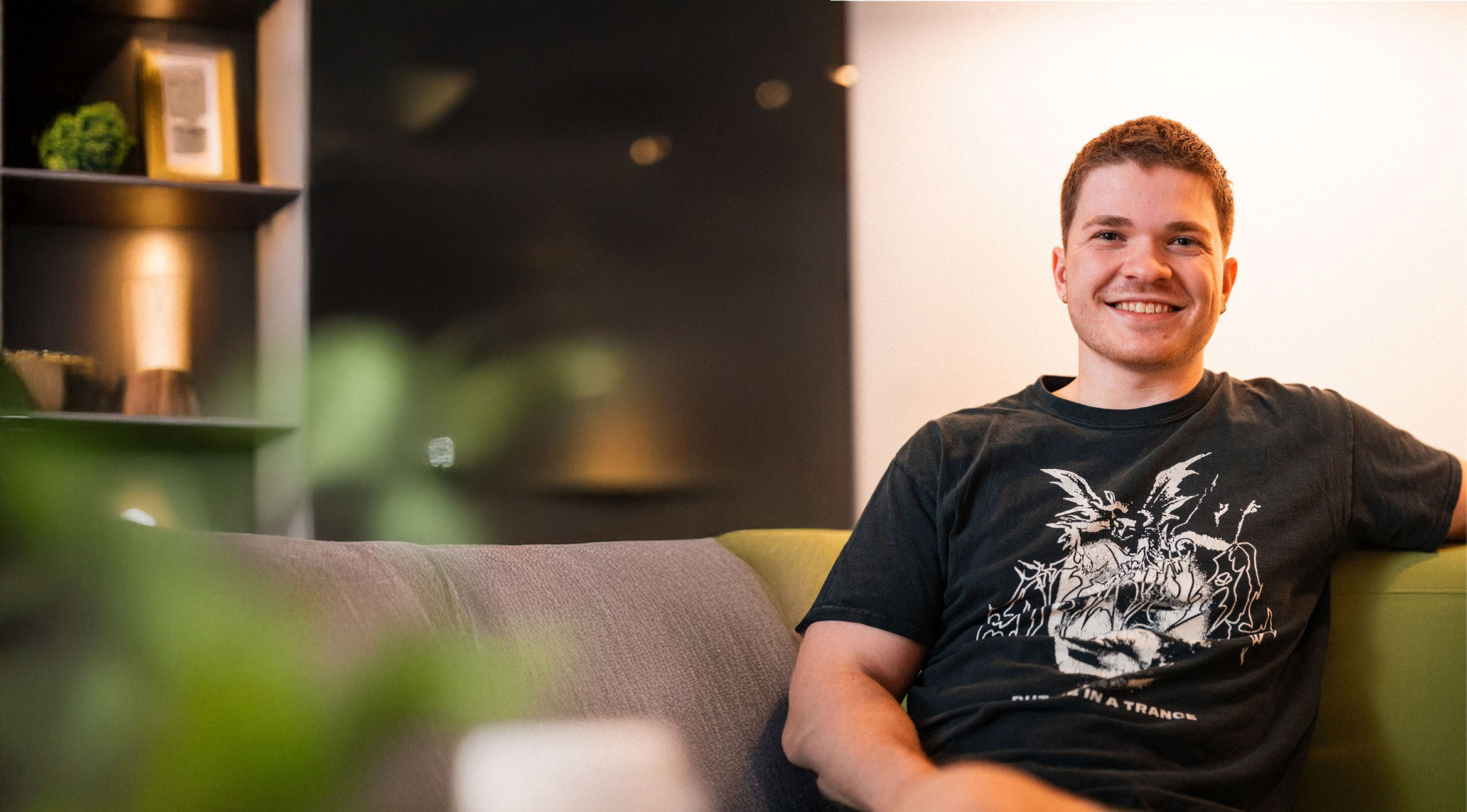 Una estudiante sonríe en el campus de Chicago de la Universidad Adler.