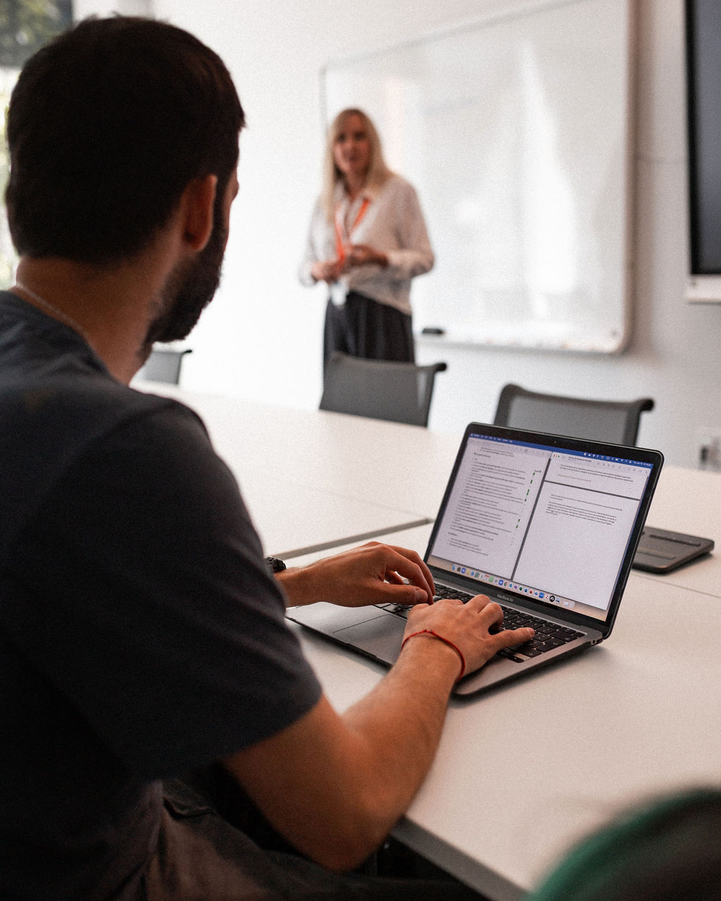 Un estudiante de la Universidad Adler toma notas en una conferencia en el campus de Vancouver de Adler.