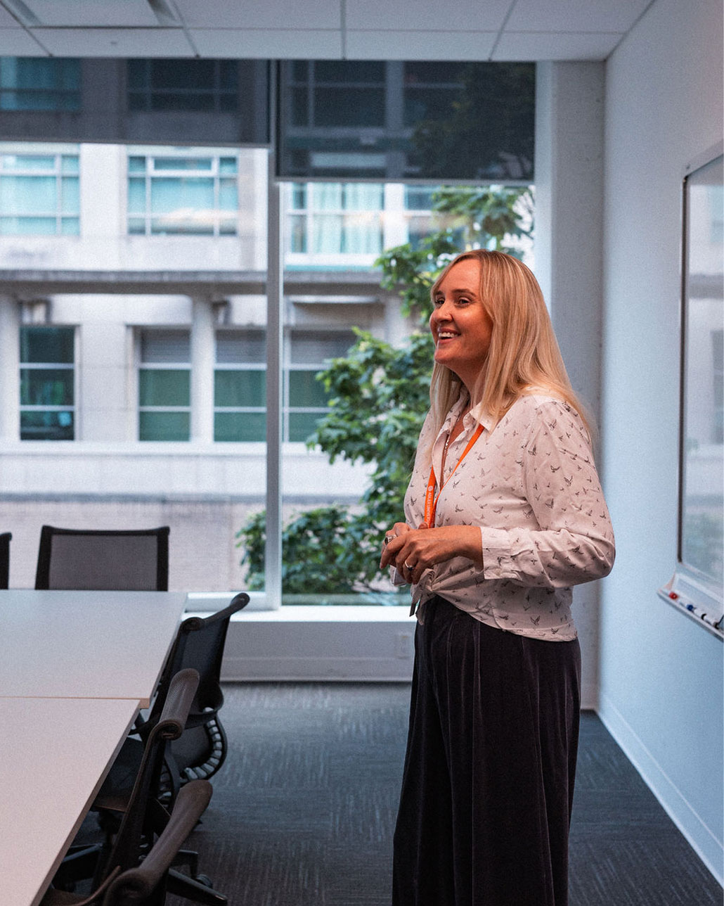 Un profesor de la Universidad Adler imparte una conferencia en el campus de Vancouver.
