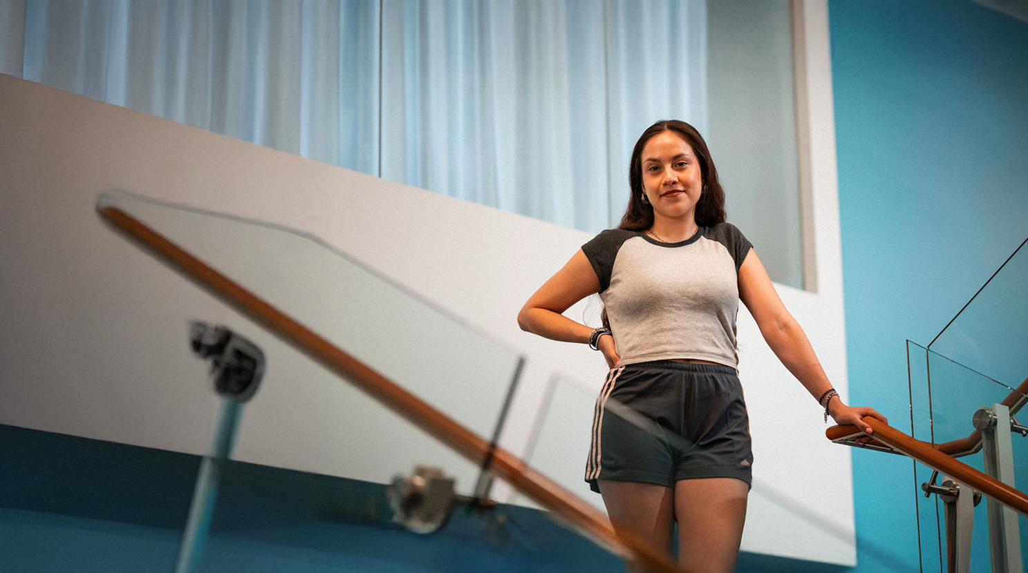 Un étudiant de l'université Adler se tient près d'un escalier sur le campus de Chicago.