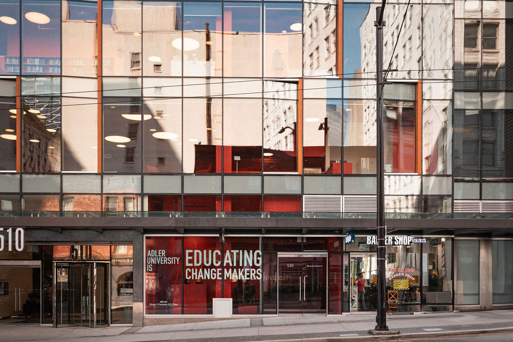 À l'extérieur du campus de l'université Adler, dans le centre-ville de Vancouver.
