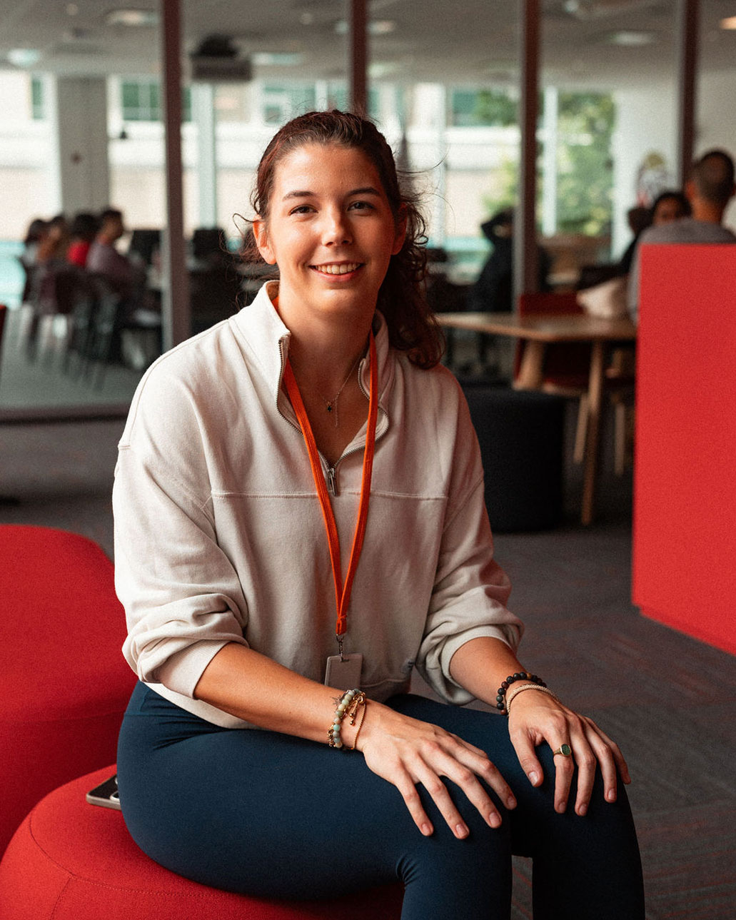 Un estudiante de la Universidad Adler sentado en la zona común del Campus de Vancouver.