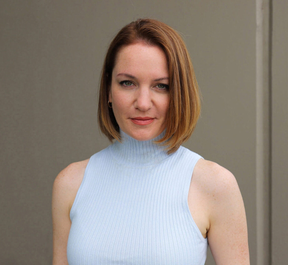 Mujer con cuello alto azul claro y pelo hasta la barbilla